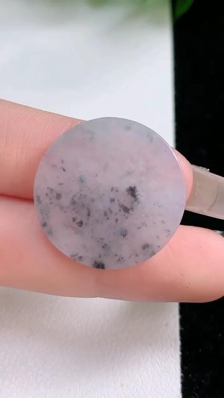 天然A货翡翠飘花无事牌镶嵌件，尺寸24.3-2.8，，重:4.38g
2月4日