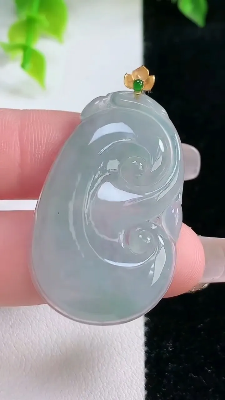 天然A货翡翠如意吊坠，尺寸39-24-4.3重:7.22g
2月4日