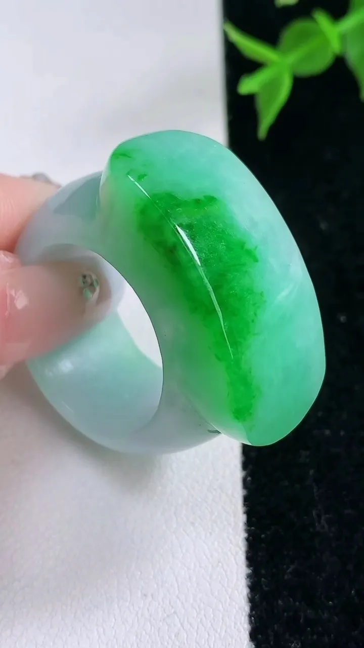 天然A货翡翠马鞍戒指 扳指，尺寸21.4-32.7-13.8-8.8，重量:25.90g2026年2月4日
工厂直销收藏佳品,种好水足，色泽均匀，有种有色，上手高大气！