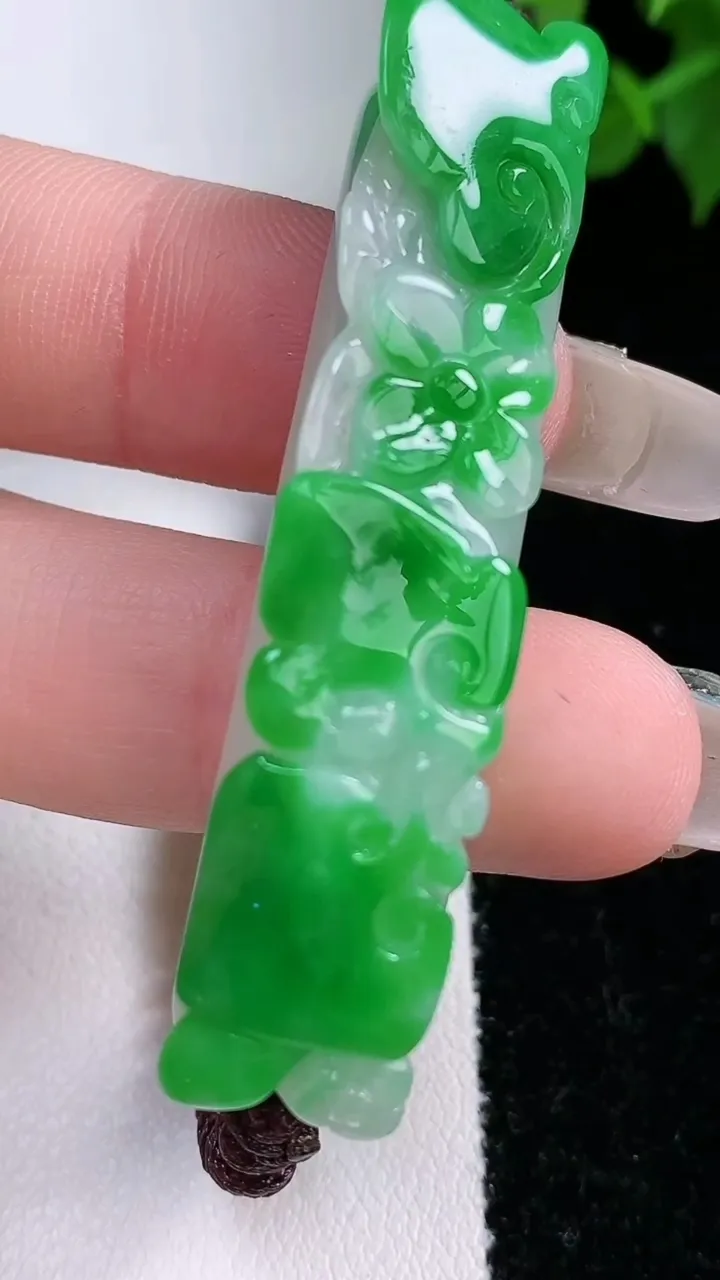 天然A货翡翠和和美美 荷花手牌，尺寸53-11.4-8，重量:14.95g
2月4日