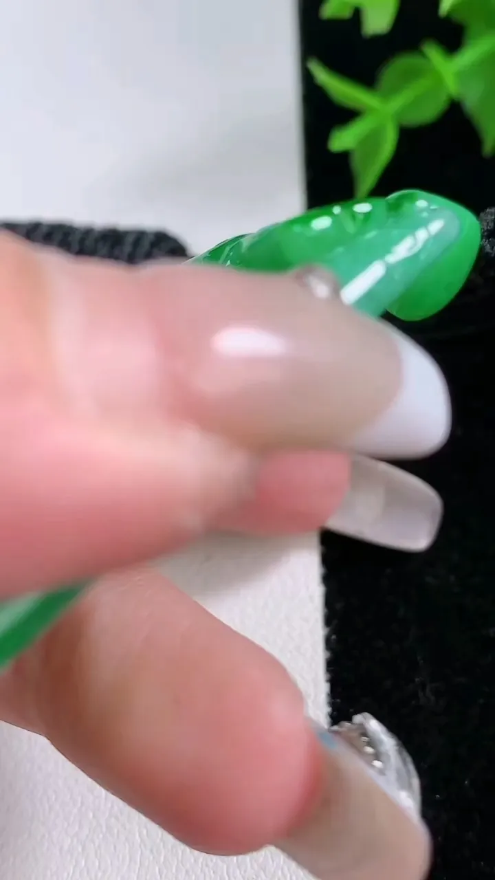 天然A货翡翠虚空藏菩萨吊坠，尺寸56.6-41.6-10，重量:44.23g
2月4日