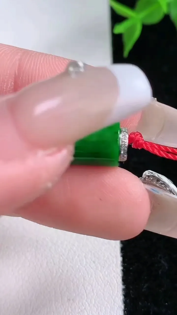 天然A货翡翠路路通吊坠，尺寸15.8-7.7，重量:1.93g
2月4日