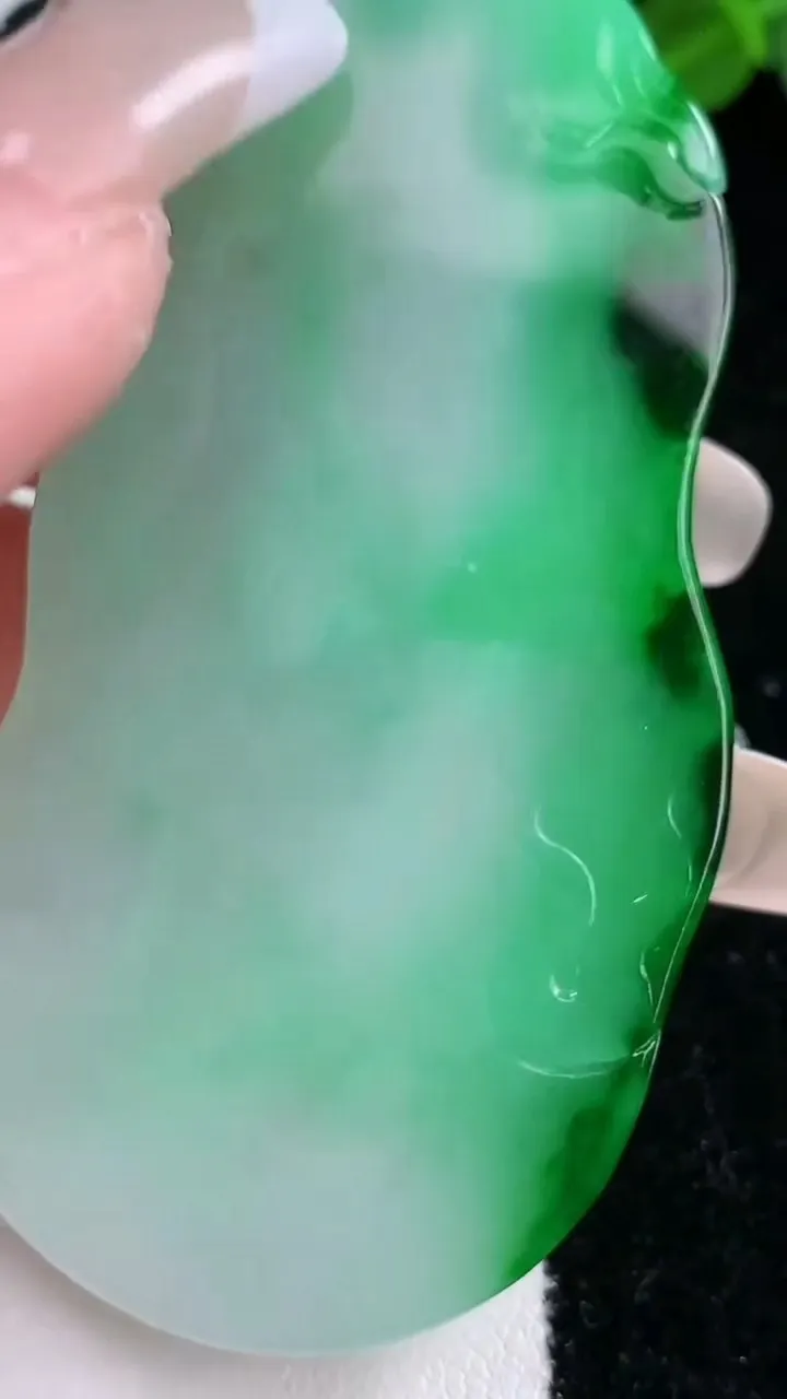 天然A货翡翠大势至菩萨吊坠，尺寸65.6-33.2-5，重量:27.47g
2月4日