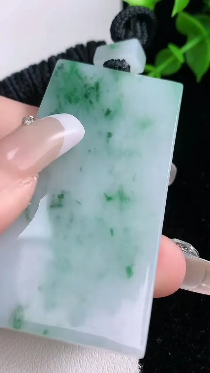 天然A货翡翠飘花无事牌吊坠，尺寸59-31.6-5.8，重量:42.00g
2月4日