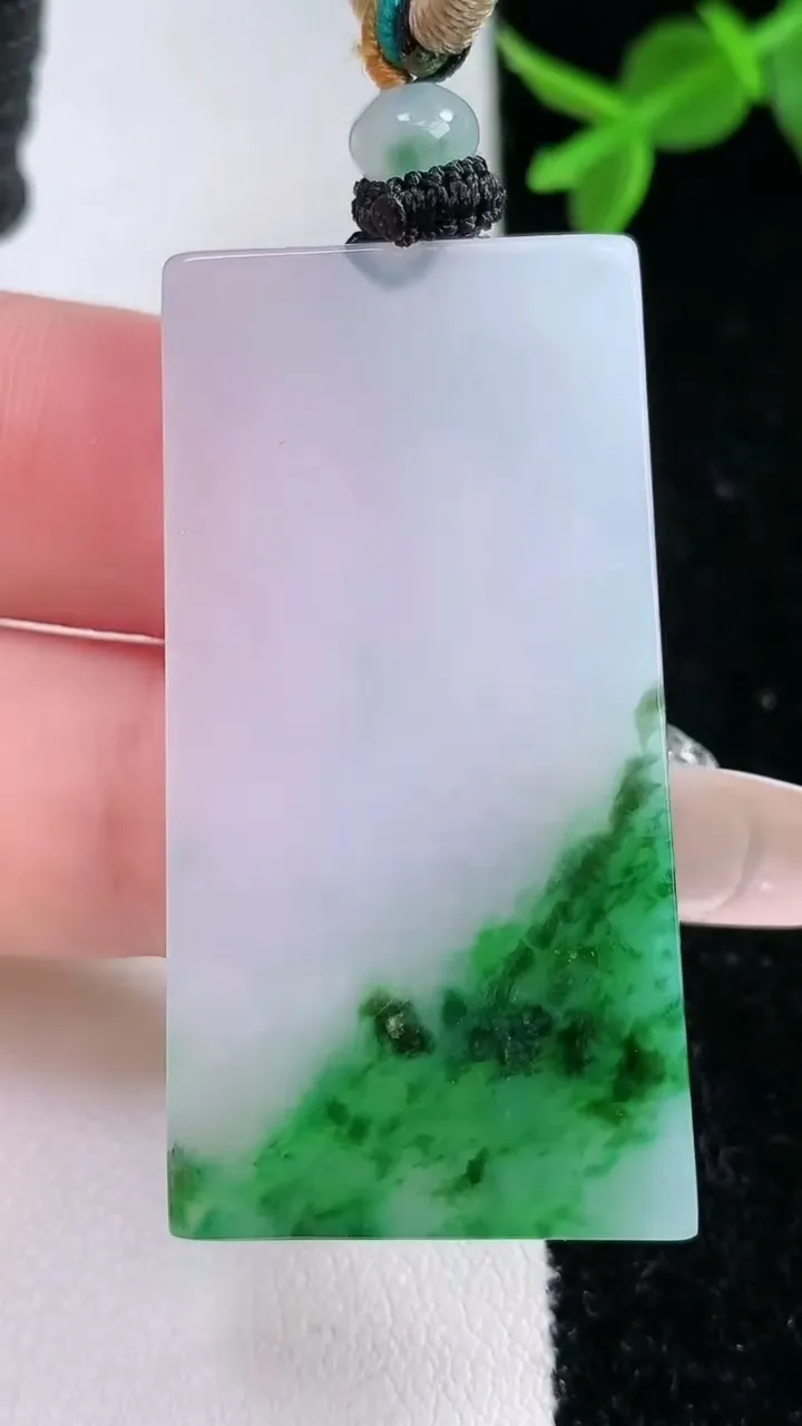 天然A货翡翠冰种飘花无事牌吊坠，尺寸43-22.3-3.6，重量:14.44g
2月4日