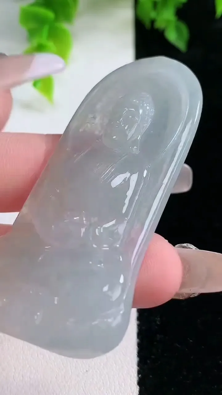 天然A货翡翠大日如来吊坠，尺寸60-32.6-6.2，重:20.74g
2月4日