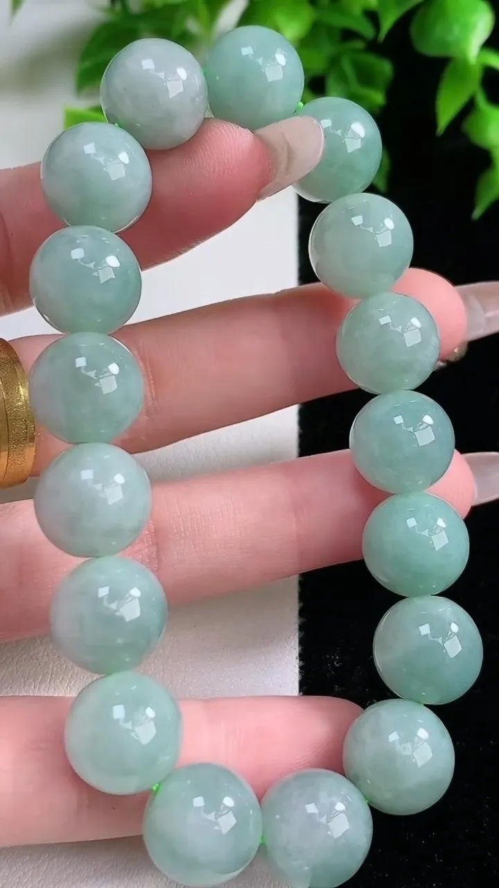 天然A货翡翠圆珠手串，尺寸12.3-17颗，重:55.27g2月4日
工厂直销收藏佳品,种好水足，色泽均匀，有种有色，上手高大气！