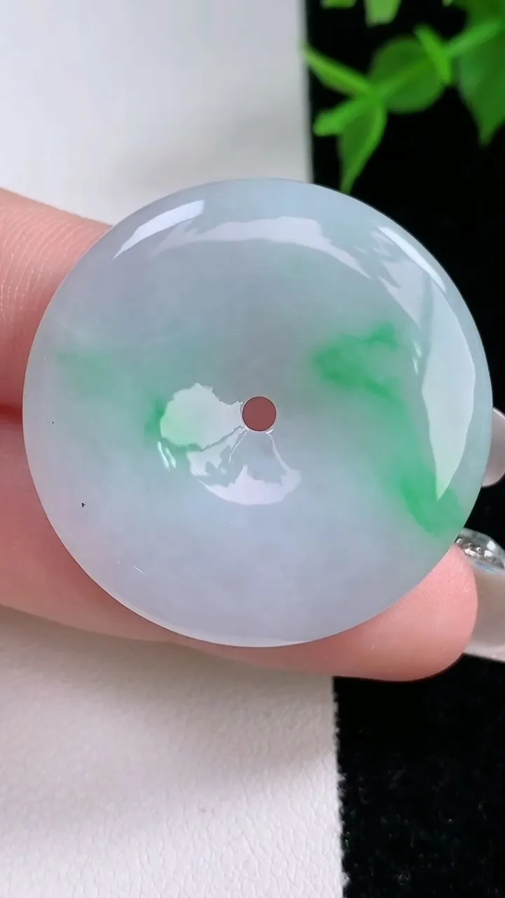 天然A货翡翠平安扣吊坠，尺寸34.3-5.5，重量:14.94g
2月4日