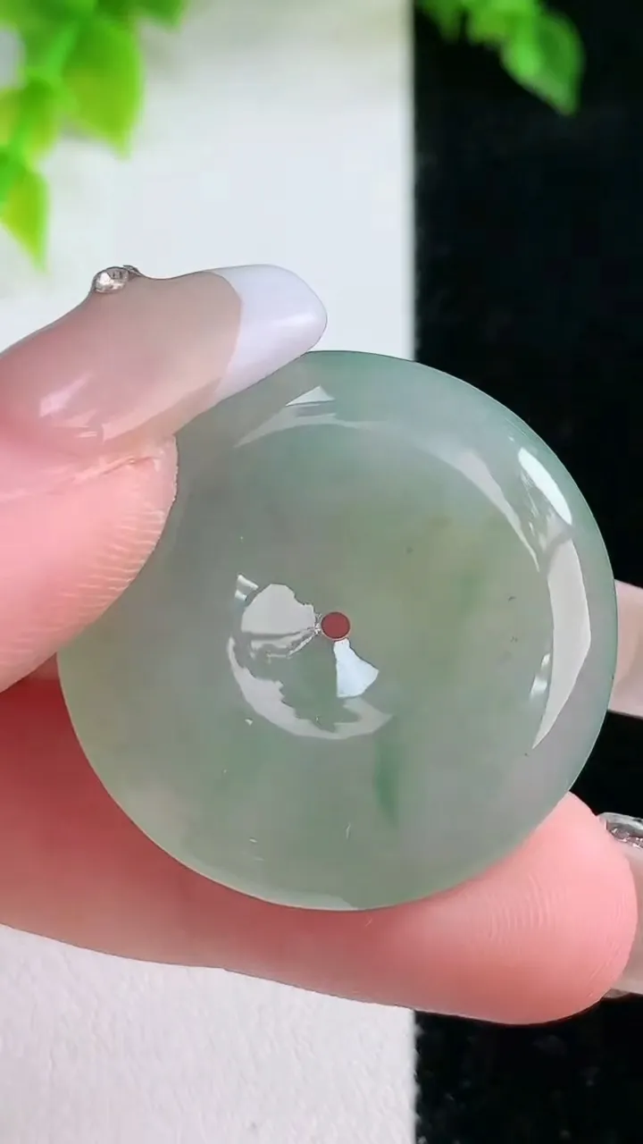 天然A货翡翠平安扣吊坠，尺寸30.3-5.7，重:10.65g
2月4日