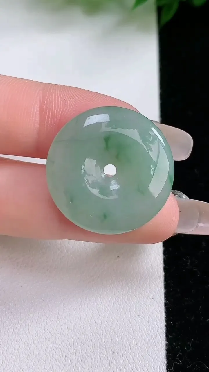 天然A货翡翠平安扣吊坠，尺寸24.9-5.1，重:6.70g
2月4日