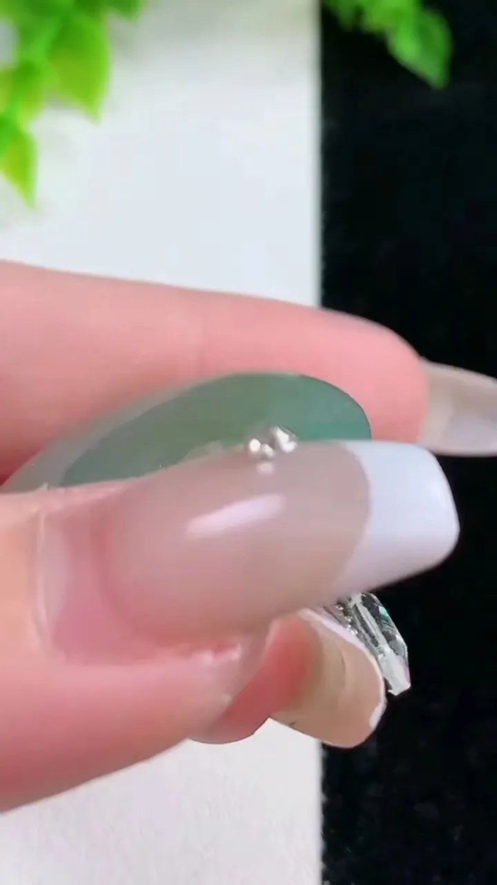 天然A货翡翠平安扣吊坠，尺寸30.3-5.7，重:10.65g
2月4日