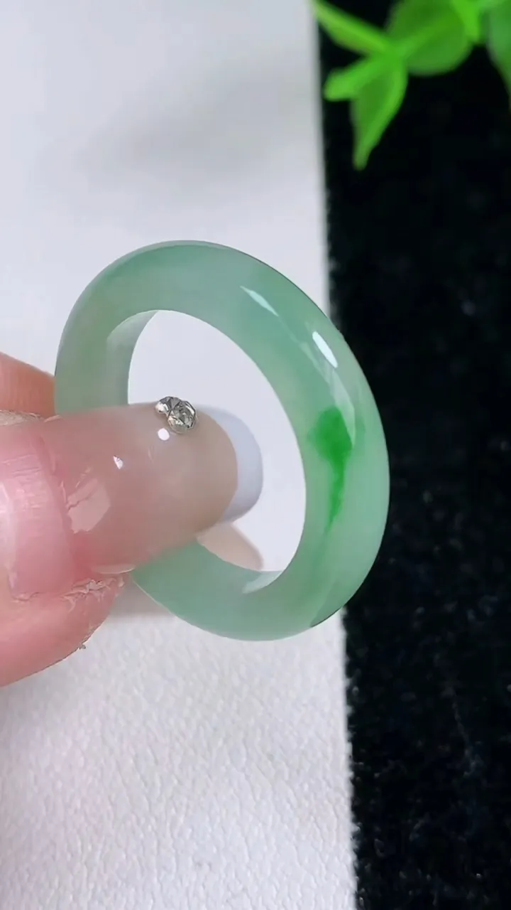 天然A货翡翠指环戒指，尺寸18.8-4.2-3.2，重量:3.88g2026年2月4日
工厂直销收藏佳品,种好水足，色泽均匀，有种有色，上手高大气！