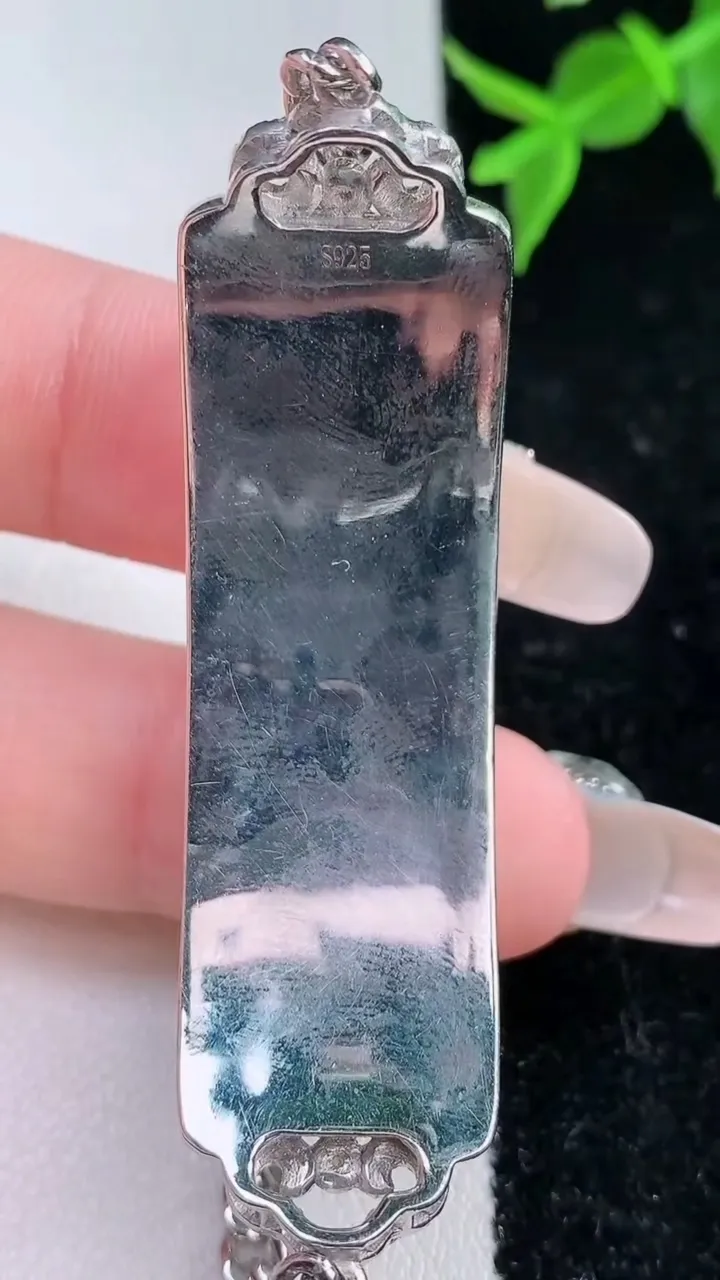 天然A货翡翠素面手牌，尺寸45.3-12.8-4.5，重量:19.84g
2月4日