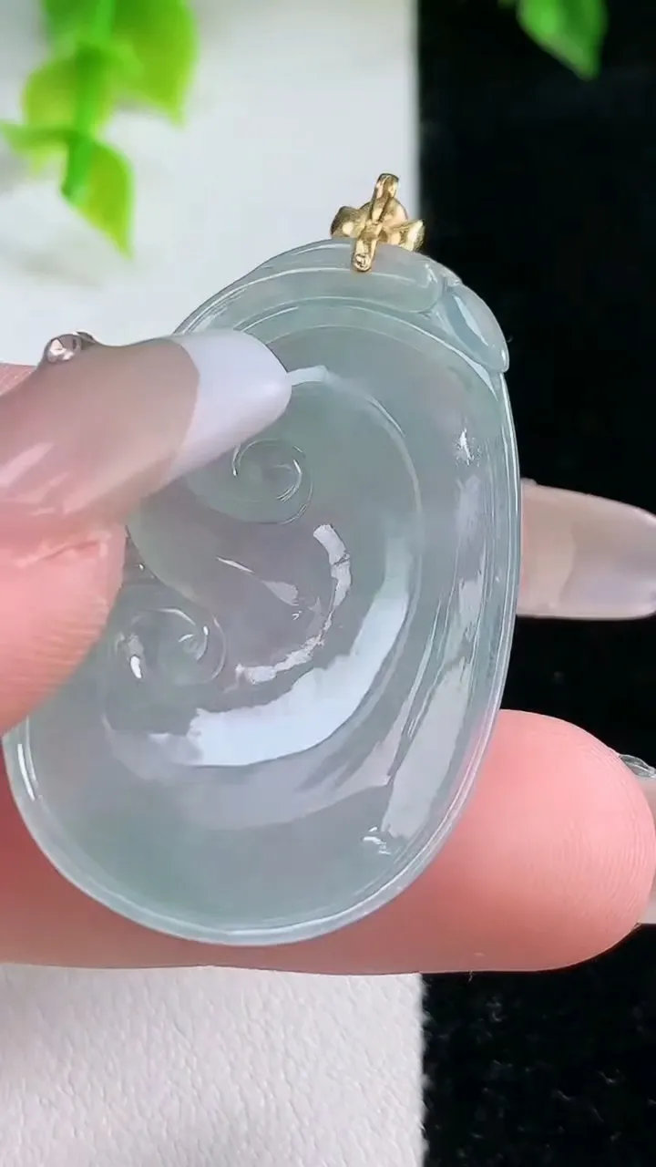 天然A货翡翠如意吊坠，尺寸39-24-4.3重:7.22g
2月4日