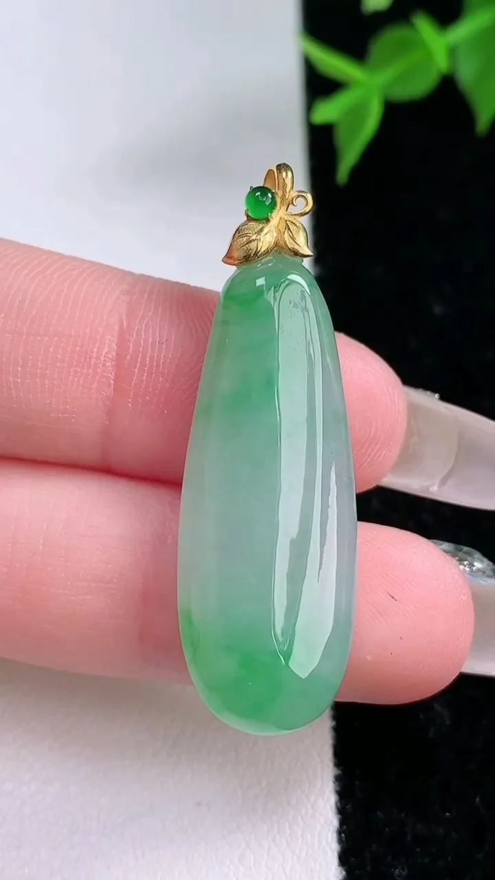 天然A货翡翠福瓜吊坠，尺寸33.3-12.5-3.8，重量:4.31g
2月4日