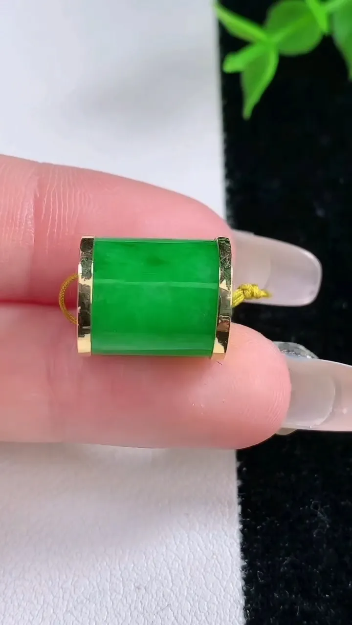 天然A货翡翠路路通吊坠，尺寸13.8-11.8，重量:3.82g
2月4日