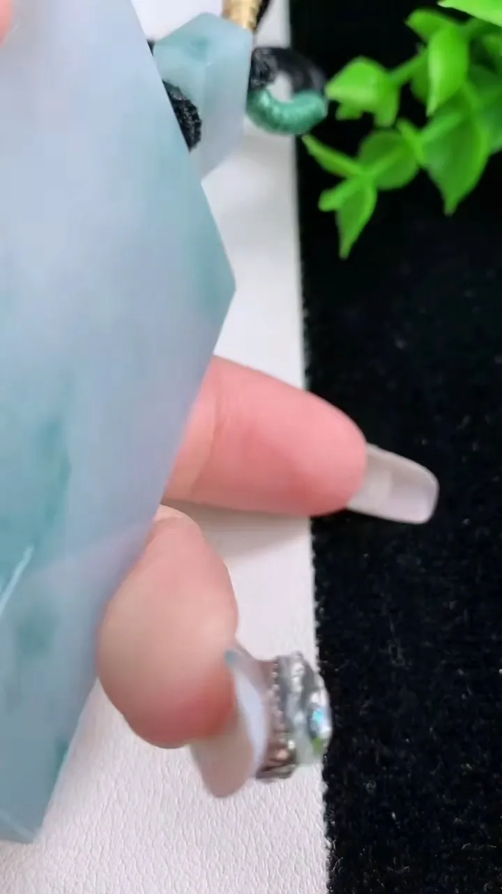 天然A货翡翠种飘花无事牌吊坠，尺寸62-43-5.6，重量:58.72g
2月4日