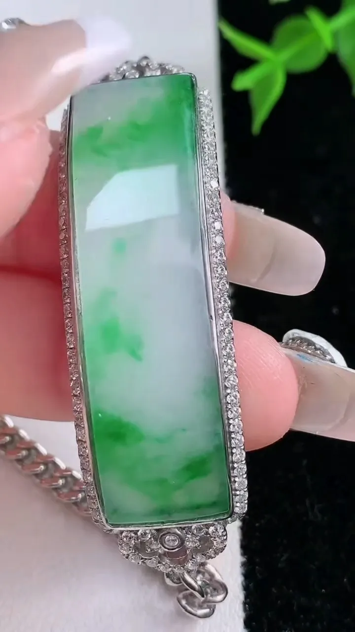 天然A货翡翠素面手牌，尺寸45.3-12.8-4.5，重量:19.84g
2月4日