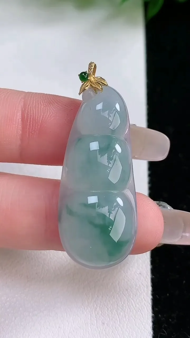 天然A货翡翠18K金飘花福豆吊坠，尺寸37.8-16-6.2，重:6.91g
2月4日