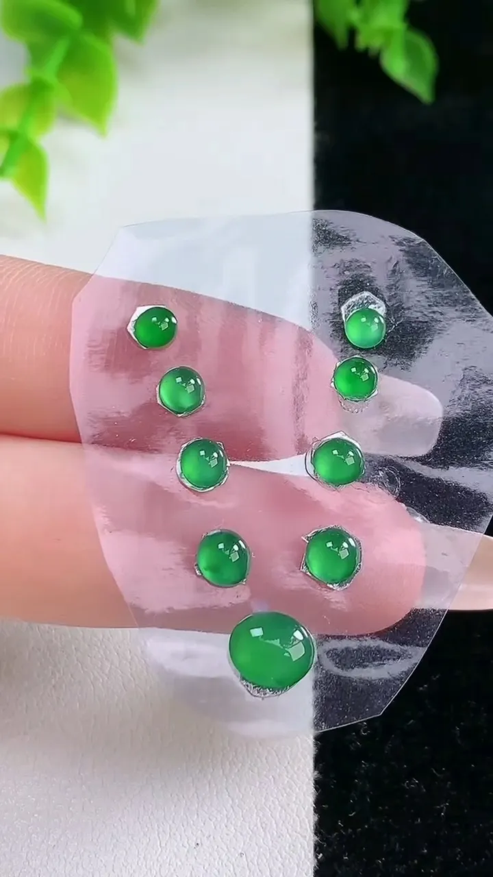 天然A货翡翠蛋面镶嵌件一手，尺寸7.6-2.5，重:0.81g
2月4日