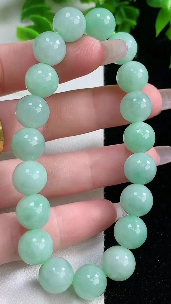 天然A货翡翠圆珠手串，尺寸10.5，重:38.49g2月4日
工厂直销收藏佳品,种好水足，色泽均匀，有种有色，上手高大气！