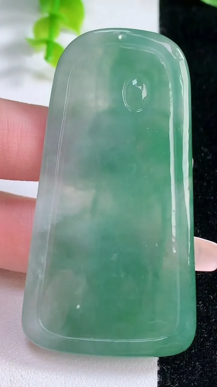 天然A货翡翠观音菩萨吊坠，尺寸65.5-35-6，重:30.04g
2月4日