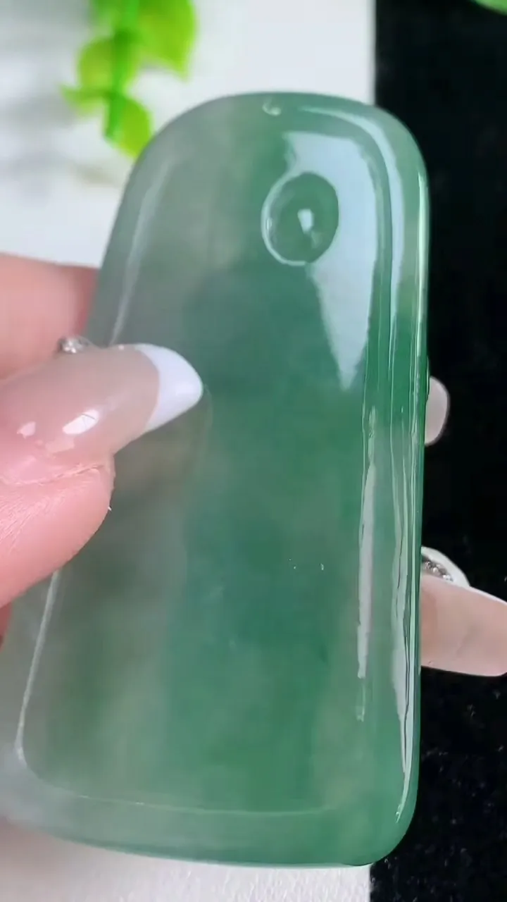 天然A货翡翠观音菩萨吊坠，尺寸65.5-35-6，重:30.04g
2月4日