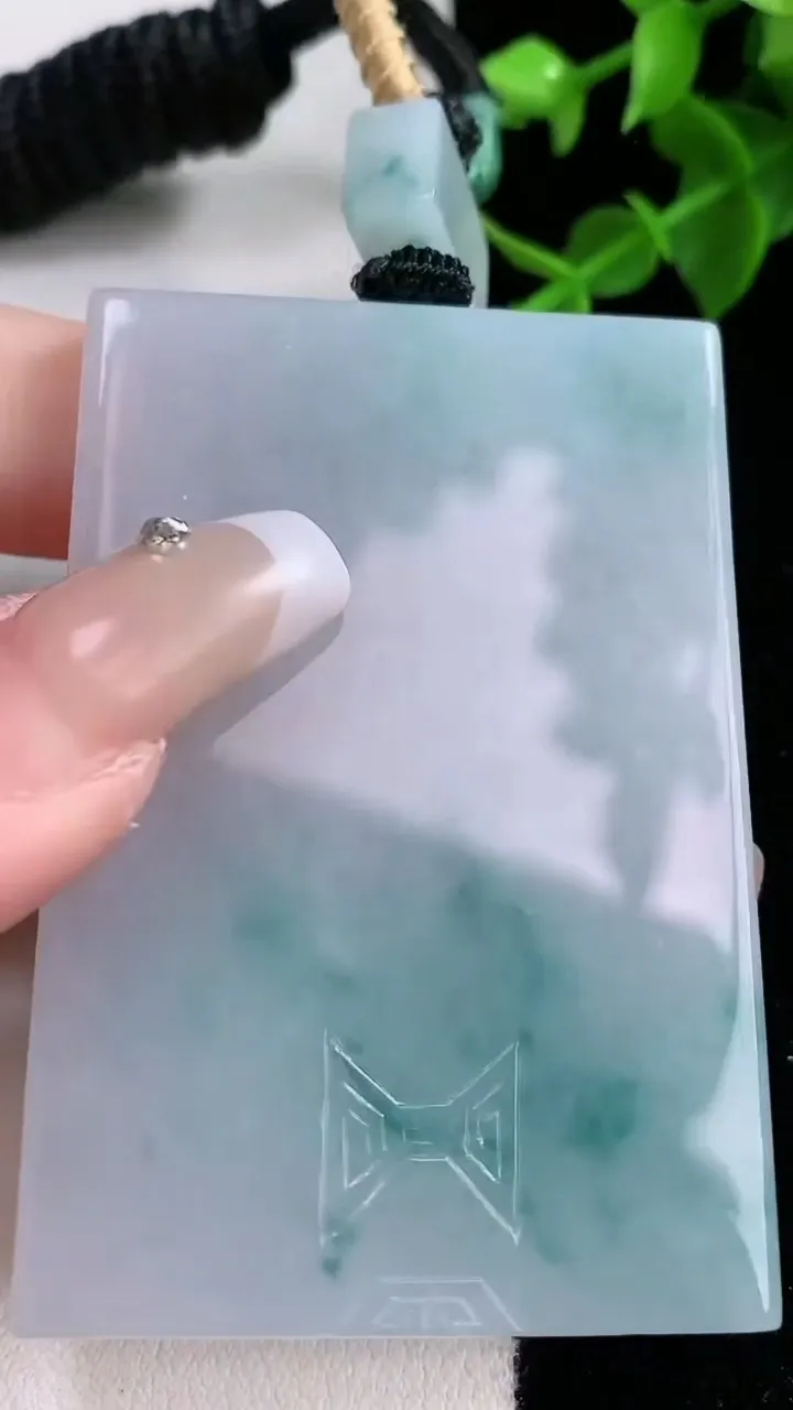 天然A货翡翠种飘花无事牌吊坠，尺寸62-43-5.6，重量:58.72g
2月4日