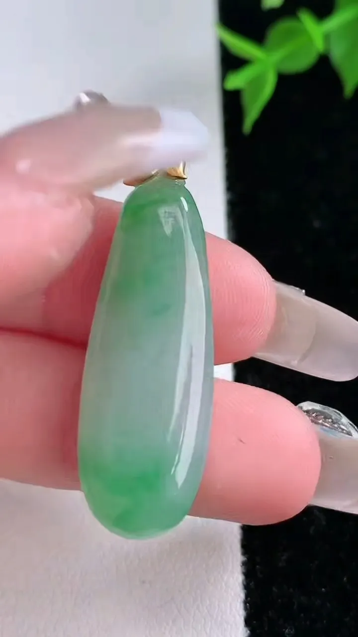 天然A货翡翠福瓜吊坠，尺寸33.3-12.5-3.8，重量:4.31g
2月4日