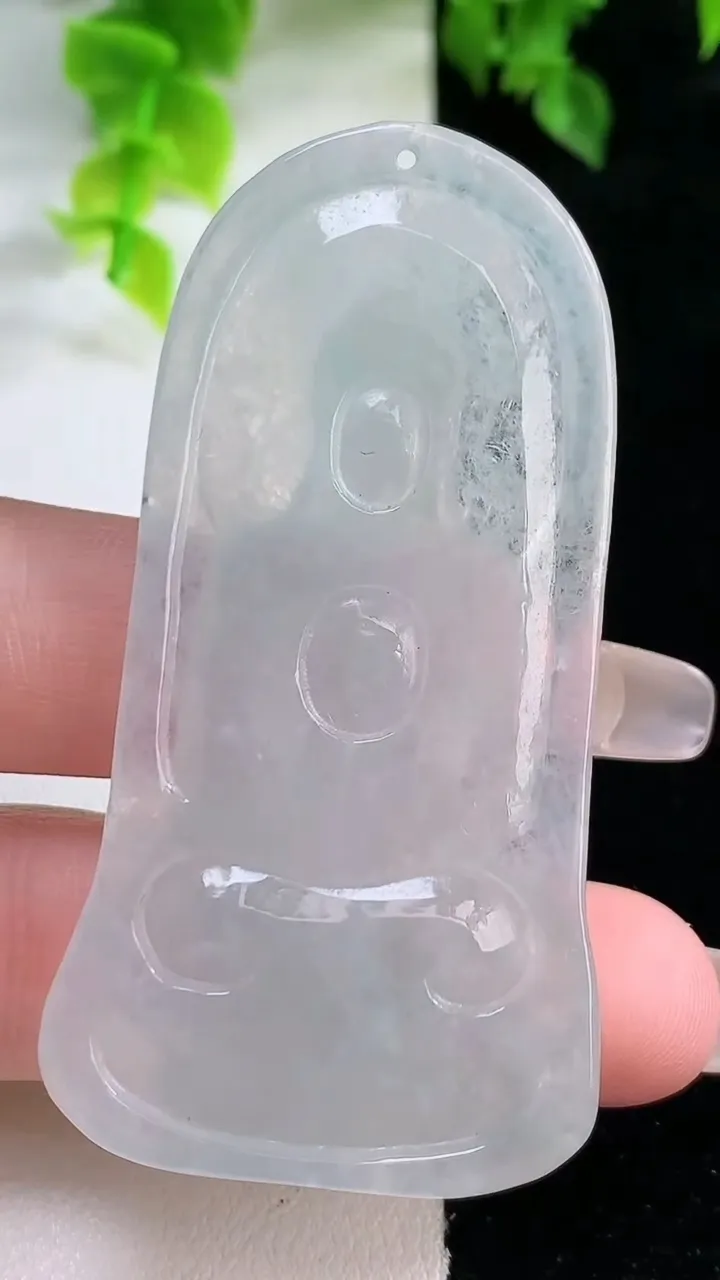 天然A货翡翠大日如来吊坠，尺寸60-32.6-6.2，重:20.74g
2月4日