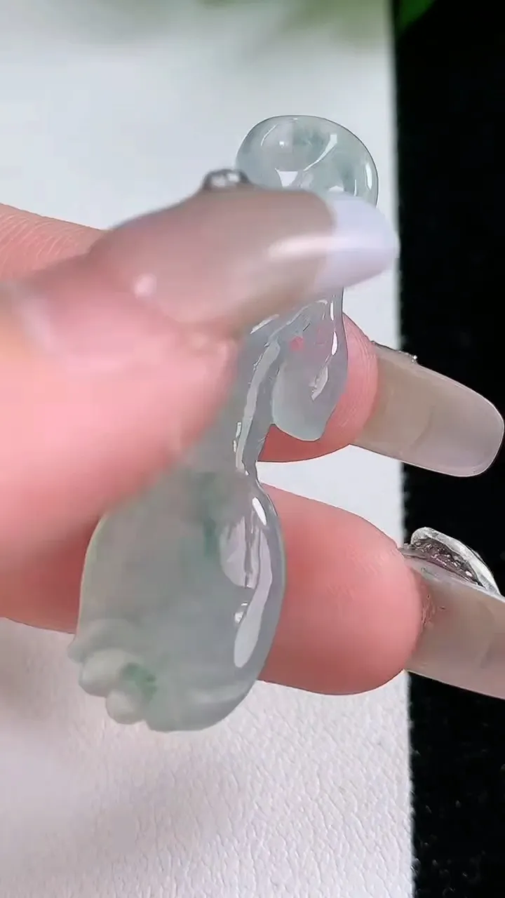 天然A货翡翠冰种飘花玉兰花吊坠，尺寸44.8-14-4.7，重:5.68g
2月4日