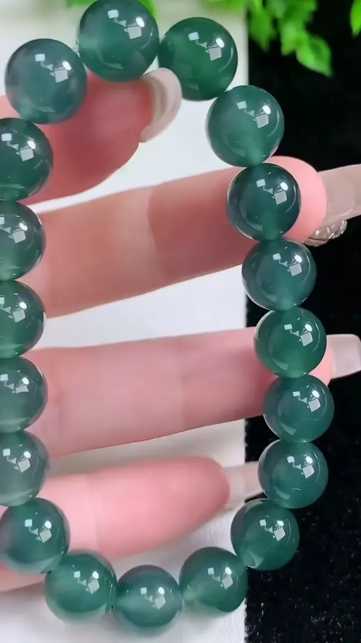 天然A货翡翠蓝水圆珠手串，尺寸10-19颗，重:33.05g2月4日
工厂直销收藏佳品,种好水足，色泽均匀，有种有色，上手高大气！