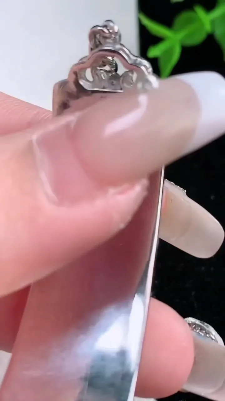 天然A货翡翠素面手牌，尺寸45.3-12.8-4.5，重量:19.84g
2月4日