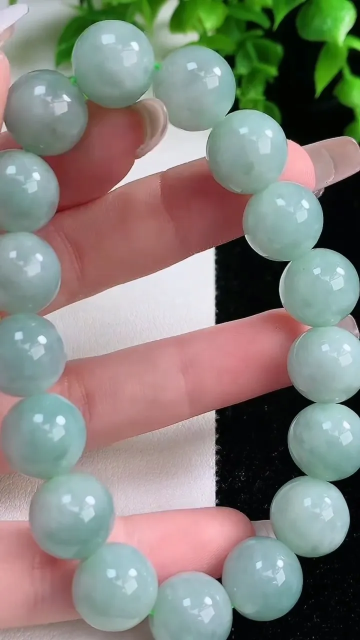 天然A货翡翠圆珠手串，尺寸12.3-17颗，重:55.27g2月4日
工厂直销收藏佳品,种好水足，色