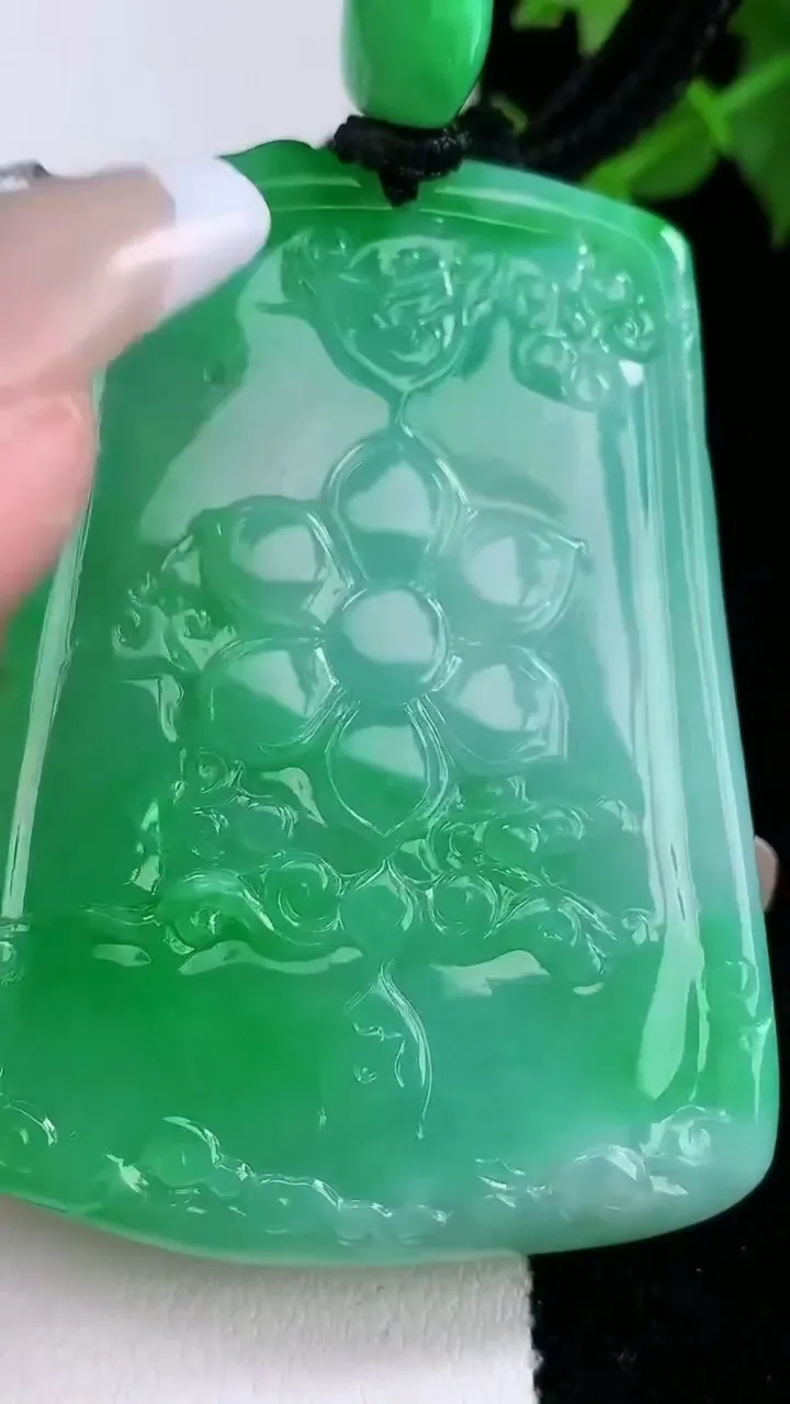 天然A货翡翠虚空藏菩萨吊坠，尺寸56.6-41.6-10，重量:44.23g
2月4日