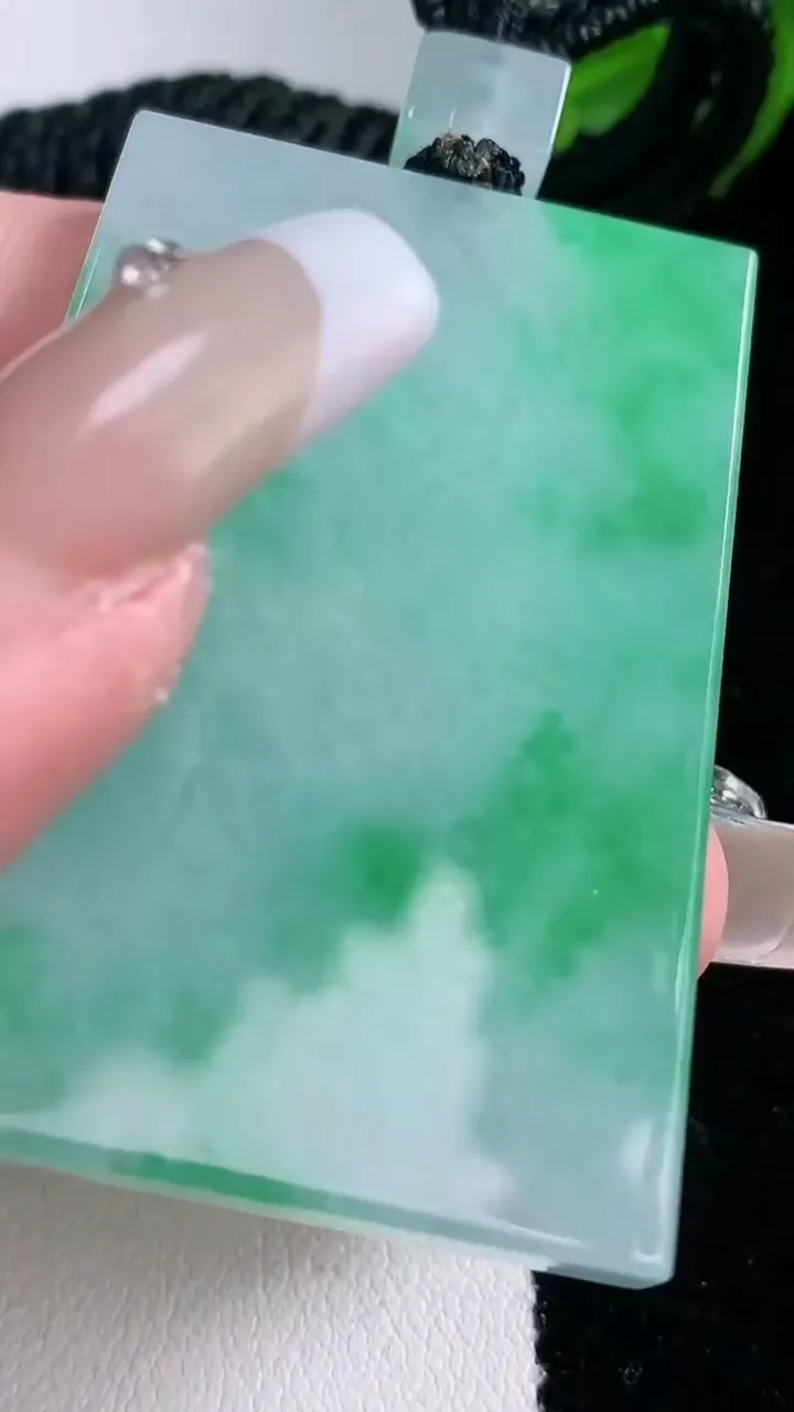 天然A货翡翠无事牌吊坠，尺寸49-34-6，重量:39.55g
2月4日