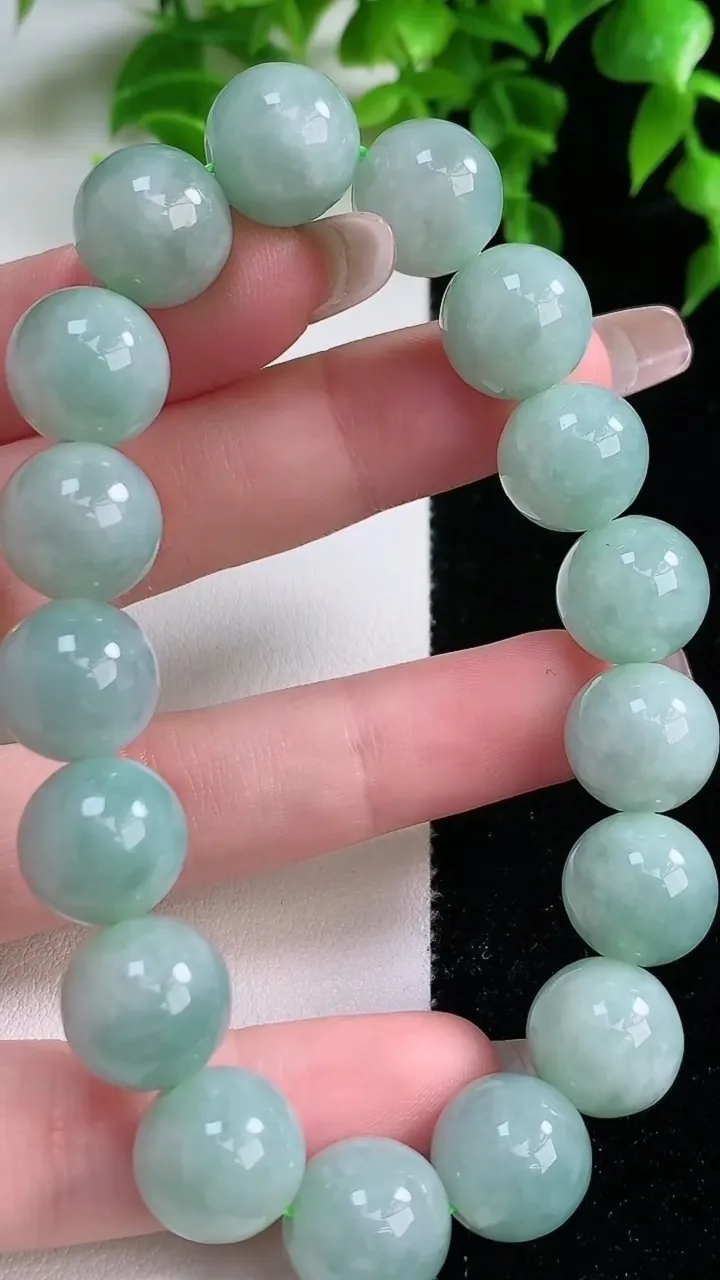 天然A货翡翠圆珠手串，尺寸12.3-17颗，重:55.27g2月4日
工厂直销收藏佳品,种好水足，色泽均匀，有种有色，上手高大气！