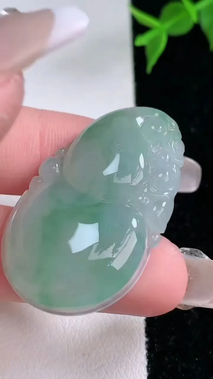 天然A货翡翠冰种飘花葫芦吊坠，尺寸38.2-24-5.5，重量:8.77g
2月4日