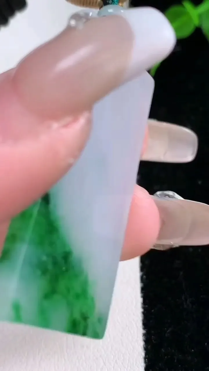 天然A货翡翠冰种飘花无事牌吊坠，尺寸43-22.3-3.6，重量:14.44g
2月4日