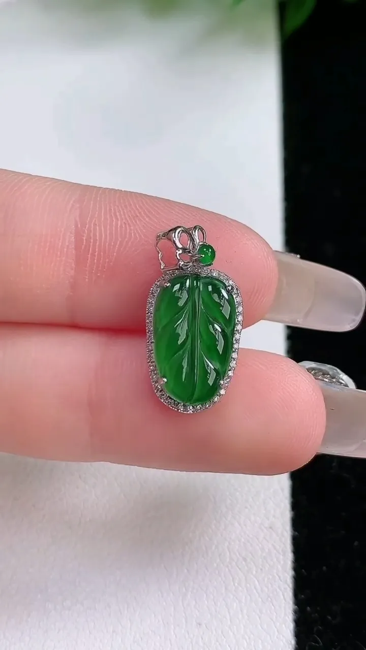 天然A货翡翠金枝玉叶 叶子吊坠，尺寸21-9.8-4.3，重:1.14g
2月4日