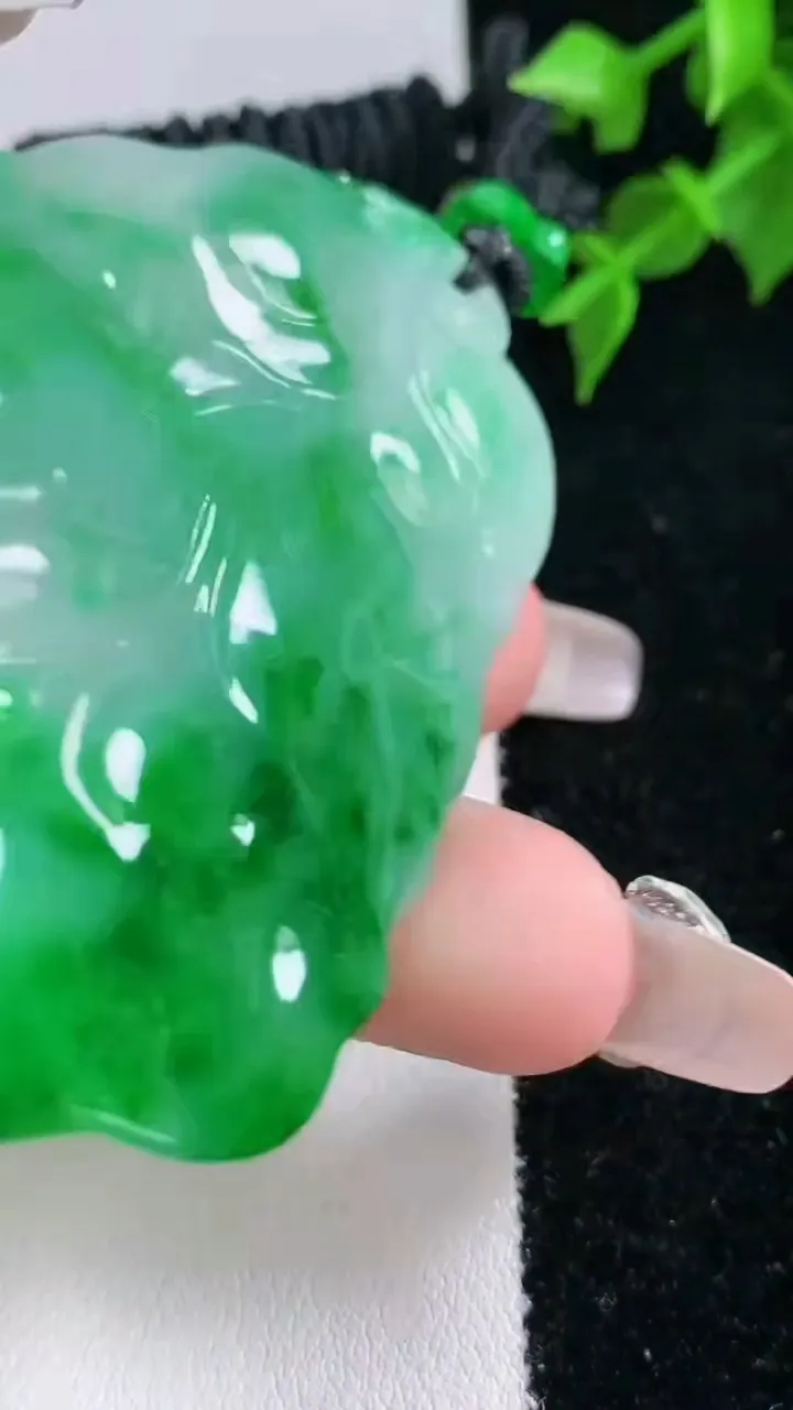 天然A货翡翠大势至菩萨吊坠，尺寸65.3-44.6-8.2，重量:36.26g
2月4日