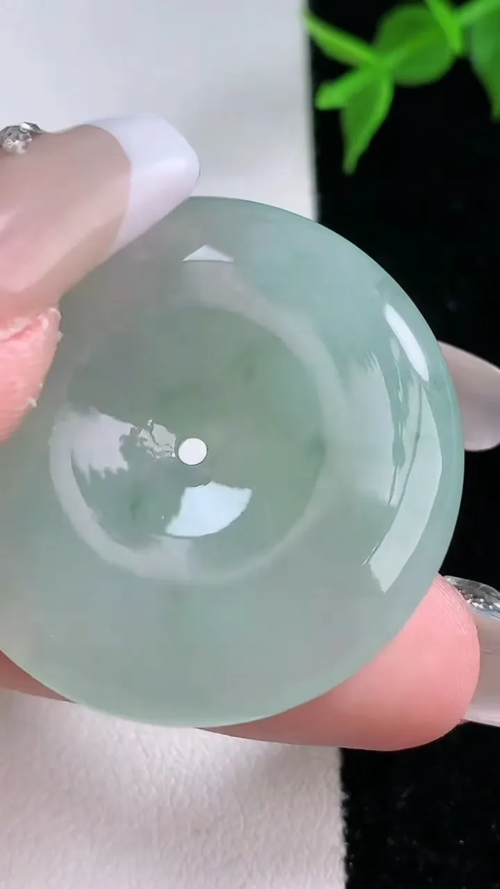 天然A货翡翠飘花平安扣吊坠，尺寸35-5.5，重量:14.96g
2月4日