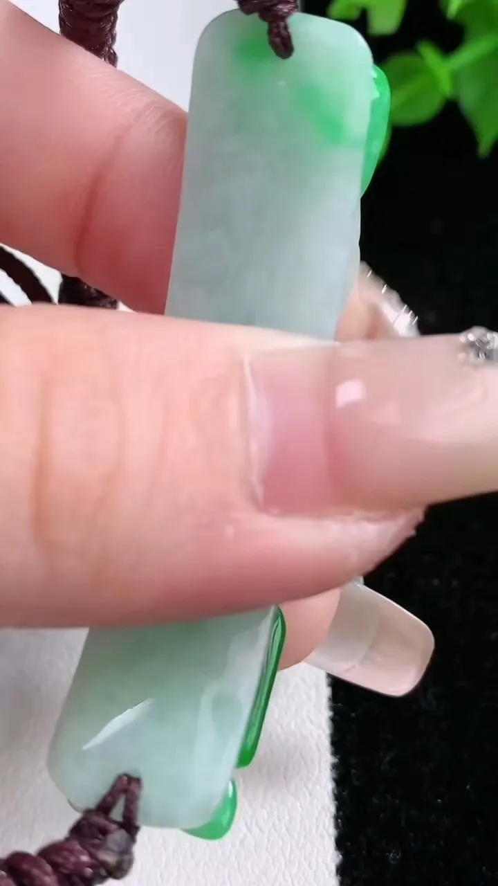 天然A货翡翠和和美美 荷花手牌，尺寸53-11.4-8，重量:14.95g
2月4日