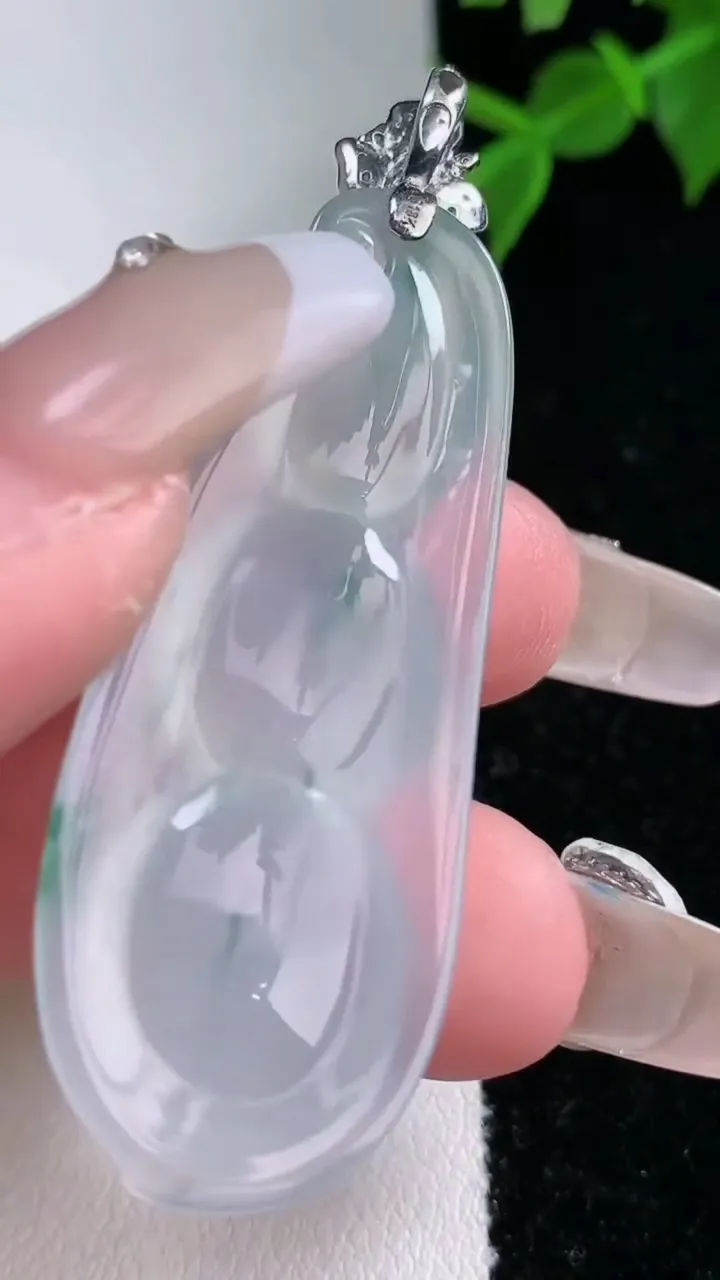 天然A货翡翠种飘花福豆吊坠，尺寸45.6-18.2-7，重量:10.90g
2月4日