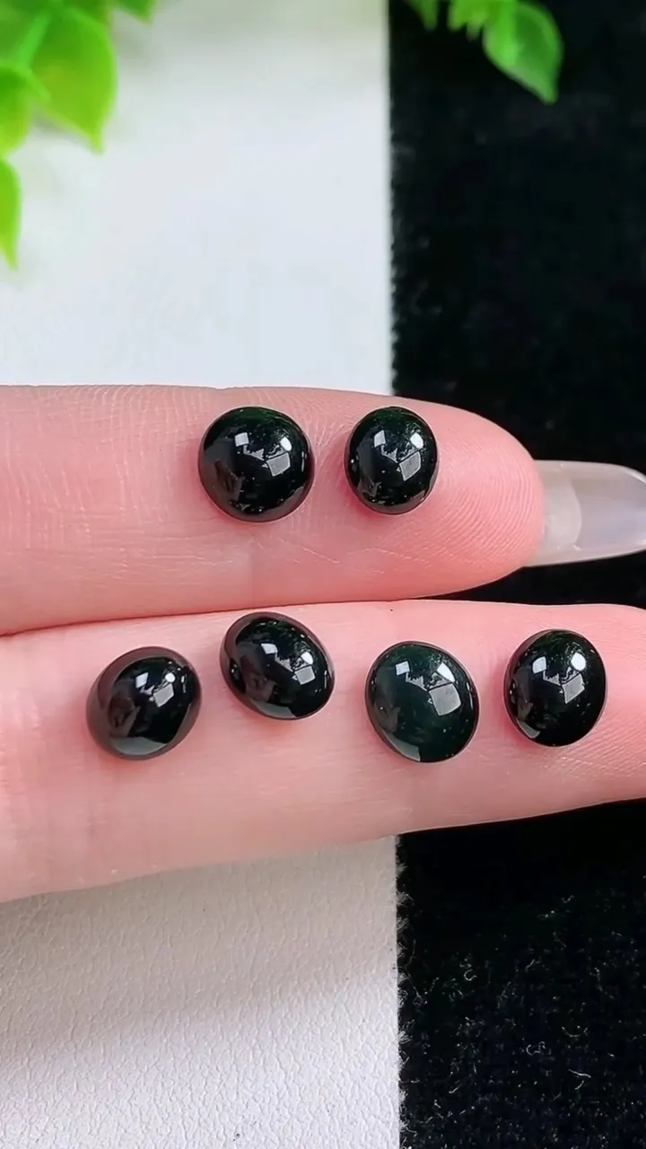 天然A货翡翠墨翠蛋面镶嵌件一手，尺寸7.35-6.9-3.8，重:1.61g
2月4日