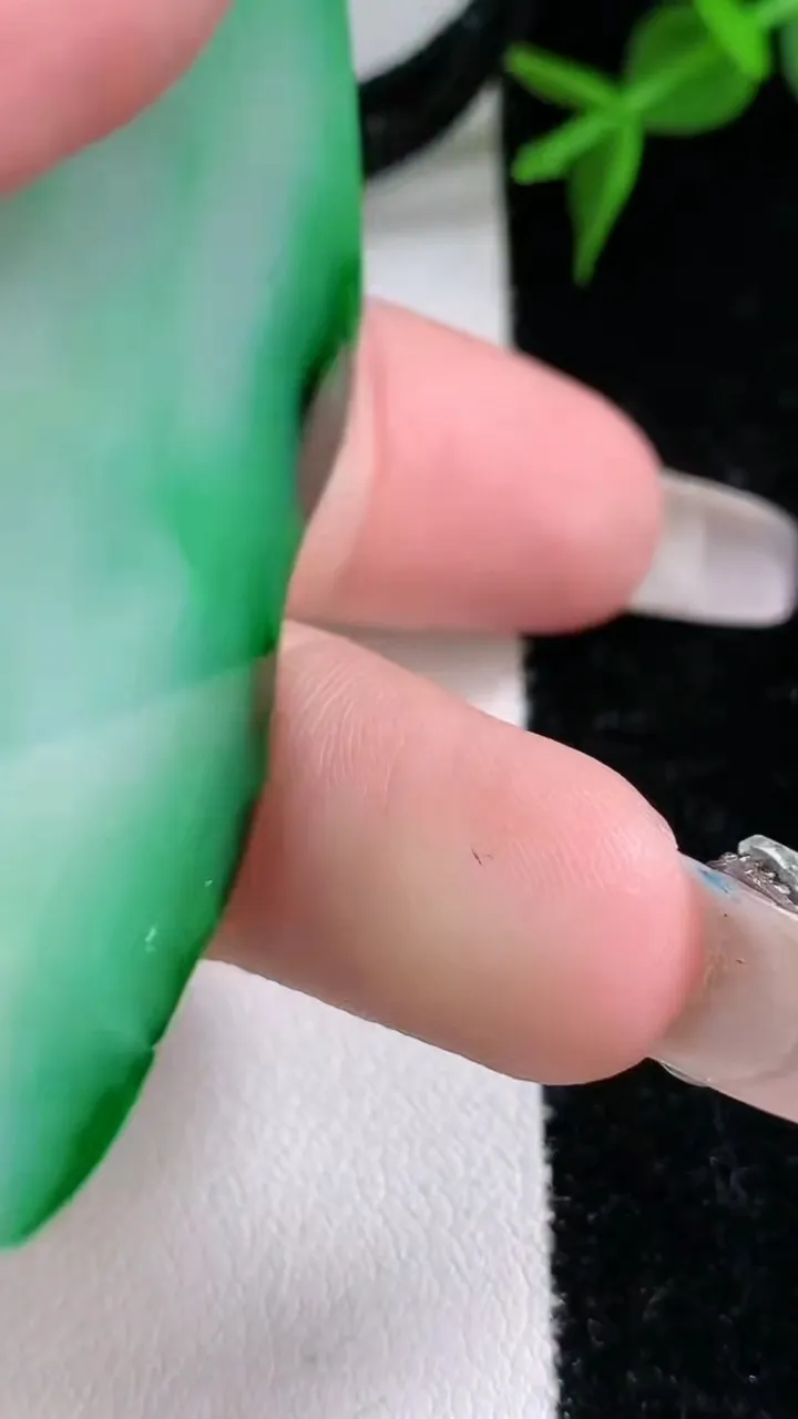 天然A货翡翠大势至菩萨吊坠，尺寸65.6-33.2-5，重量:27.47g
2月4日