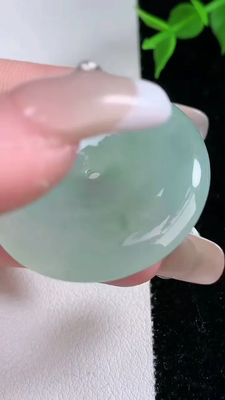 天然A货翡翠飘花平安扣吊坠，尺寸35-5.5，重量:14.96g
2月4日