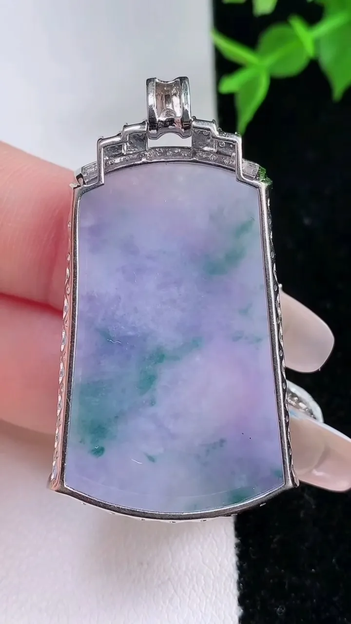 天然A货翡翠18K金紫罗兰飘花无事牌吊坠，尺寸44.6-37.3-24.6-6.5，重量:11.39g
2月4日