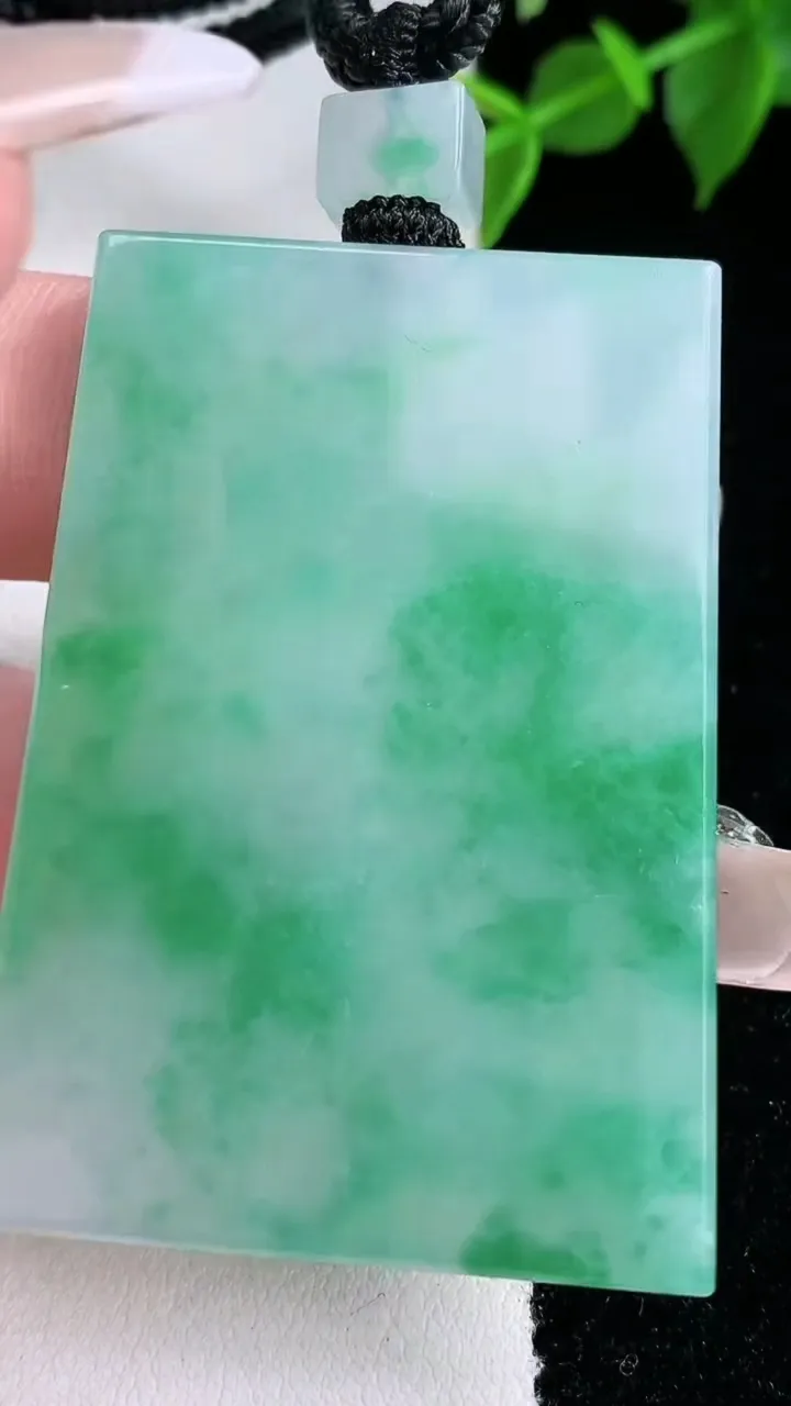 天然A货翡翠无事牌吊坠，尺寸49-34-6，重量:39.55g
2月4日