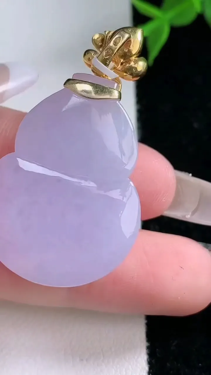 天然A货翡翠18K金紫罗兰葫芦吊坠，尺寸31.3-23.5-13.2，重量:16.65g
2月4日